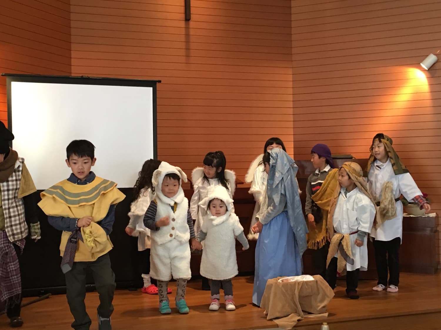クリスマスの発表に参加するANDREの幼児と小学生
