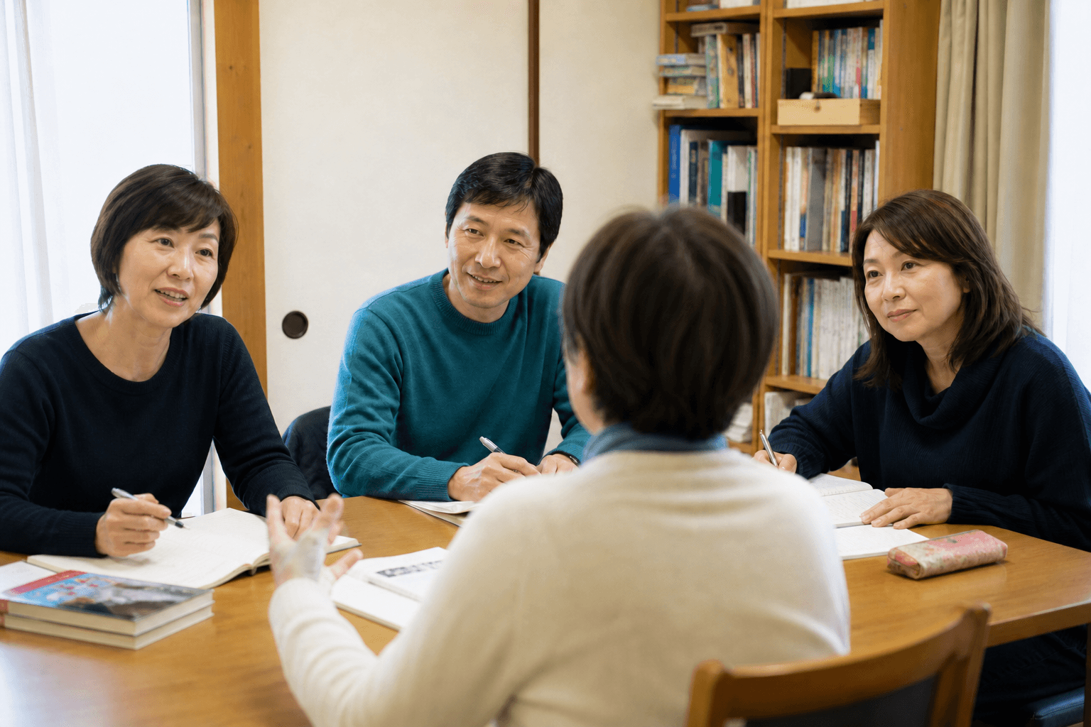 年配の日本人女性講師と英会話を学ぶ社会人